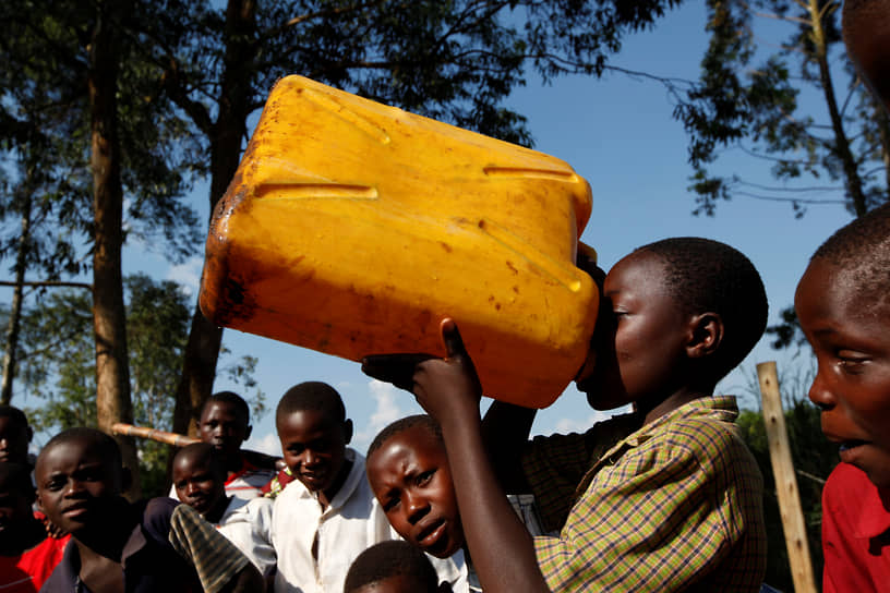 На фото: мальчик пьет из канистры, которую наполнил водой из скважины в деревне на западе Уганды