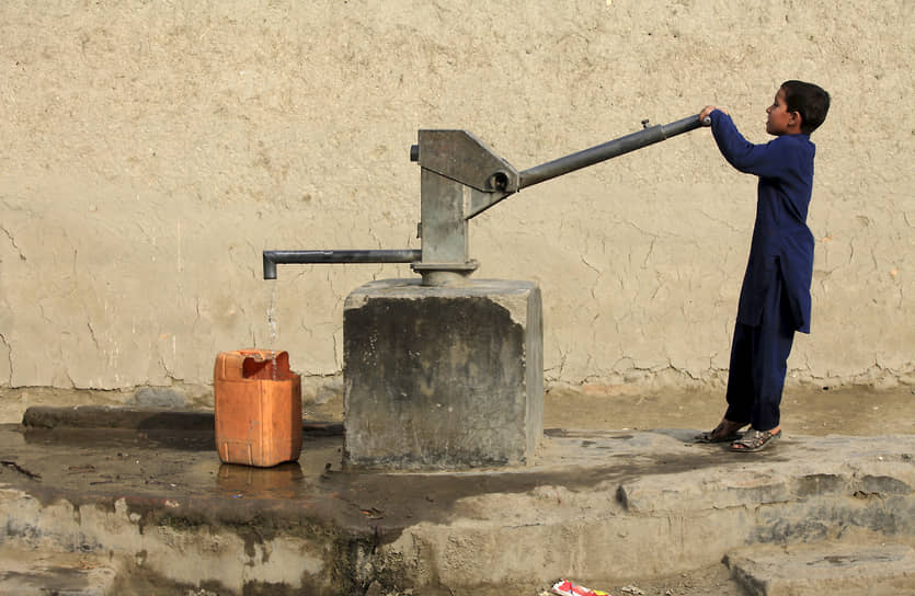 По данным ООН, в 2019 году из-за воды плохого качества погибли около 1,9 млн человек
&lt;br> На фото: мальчик набирает питьевую воду из колодца с помощью ручного насоса в Пакистане
