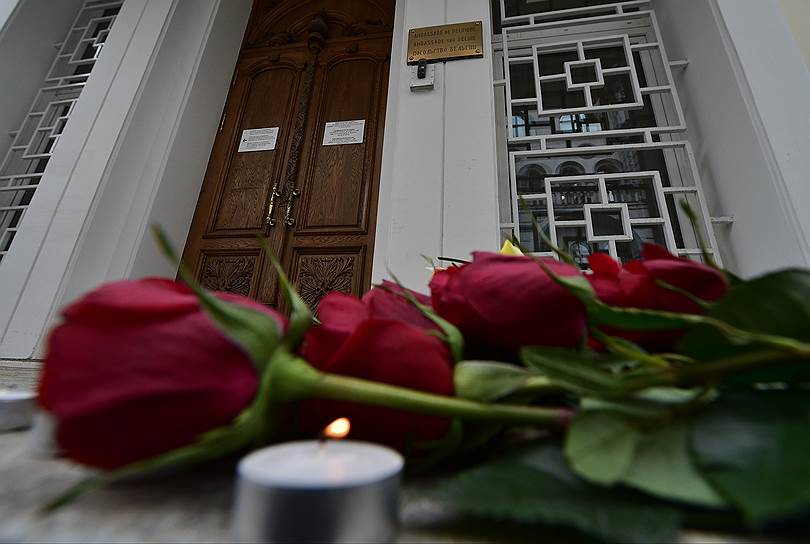 Цветы у посольства Бельгии в Москве
