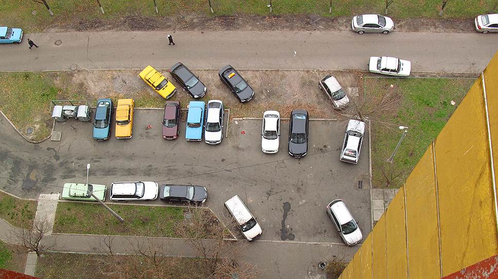 Почему Мосгордума разрешила МАДИ выписывать штрафы за парковку автомобилей на газонах