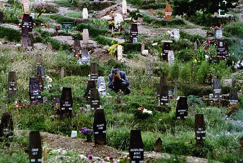 Межэтнический конфликт в Боснии и Герцеговине в 1992 году перерос в гражданскую войну. Боснийских сербов поддерживала Сербия, в том числе поставками оружия. Несмотря на то, что главной целью сербов были мусульмане, в ходе осады Сараево погибли многие мирные сербы и хорваты. Сербы создавали специальные лагеря для женщин, где они подвергались насилию и жестокому обращению. По данным расположенного в Сараево Центра исследования и документации, во время Боснийской войны минимум 8 тыс. боснийских женщин подвергались систематическим изнасилованиям со стороны сербских солдат