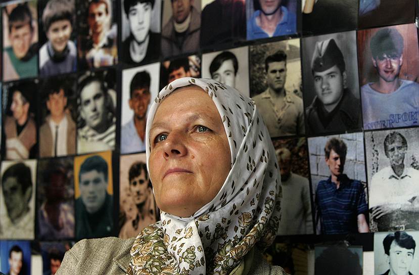 На фото: Фатима Муджич, потерявшая мужа и родственников в Сребренице, смотрит новость об аресте Радована Караджича