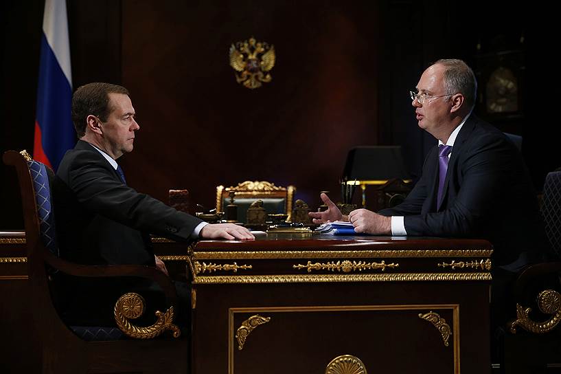Премьер-министр России Дмитрий Медведев (слева) и генеральный директор РФПИ Кирилл Дмитриев 