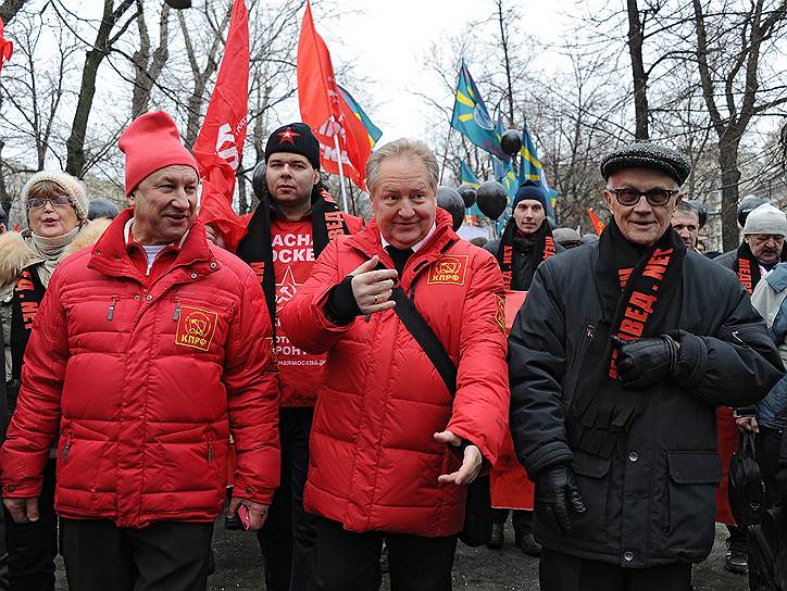 Члены думской фракции КПРФ Валерий Рашкин (слева) и Сергей Обухов (второй справа)