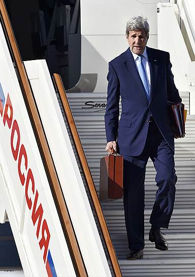 Москва, Россия. Государственный секретарь США Джон Керри во время прилета во Внуково