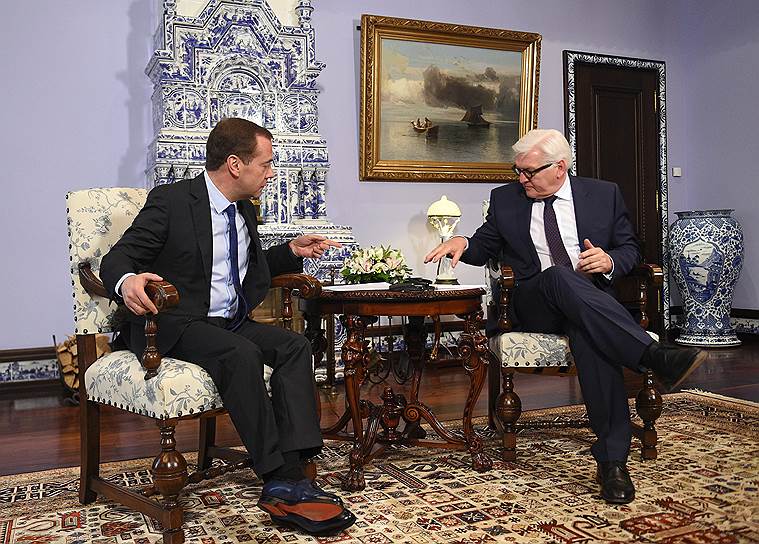 Председатель правительства России Дмитрий Медведев (слева) и министр иностранных дел Германии Франк-Вальтер Штайнмайер 