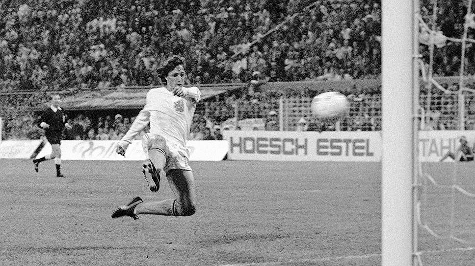 В «Аяксе» футболист выступал до 1978 года, а также в 1981-1983 годах. Всего за клуб он сыграл 275 матчей, в которых забил 204 гола, стал 8-кратным чемпионом Нидерландов. С «Аяксом» Кройф в течение трех лет подряд — с 1971 по 1973 — выигрывал Кубок чемпионов. Также он является обладателем Суперкубка UEFA 