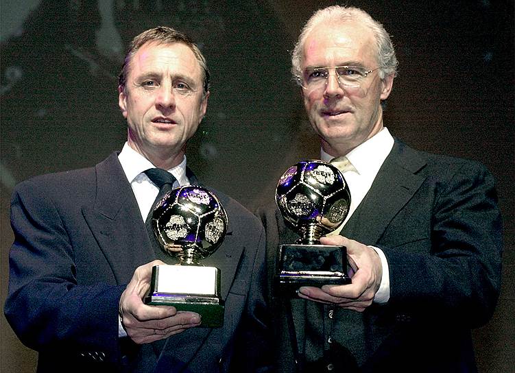 На фото: Йохан Кройф (слева) и легенда немецкого футбола Франц Беккенбауэр на торжественной церемонии World Football Gala-2000