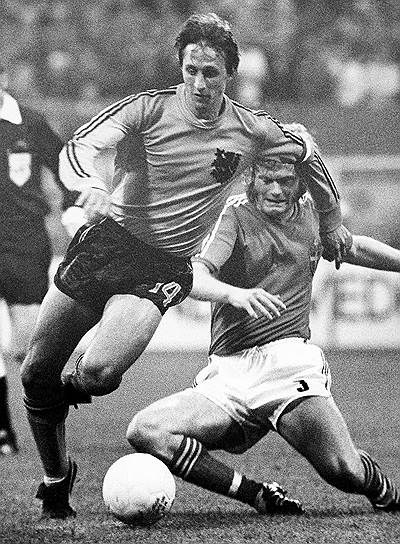 В составе сборной Голландии Кройф дебютировал в 1966 году. Во втором матче за национальную команду Кройф был удален с поля за удар судьи ногой. Всего за сборную легендарный футболист забил 33 мяча в 48 матчах, стал бронзовым призером чемпионата Европы-1976 и вице-чемпионом мира-1974

