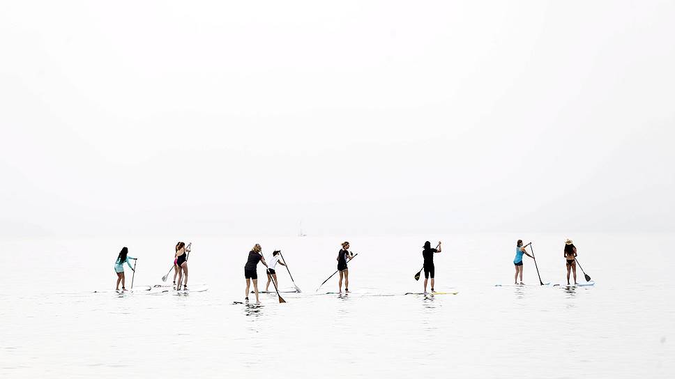 Тель-Авив, Израиль. Израильские серфингисты участвуют в мероприятии в честь еврейского праздника Пурим