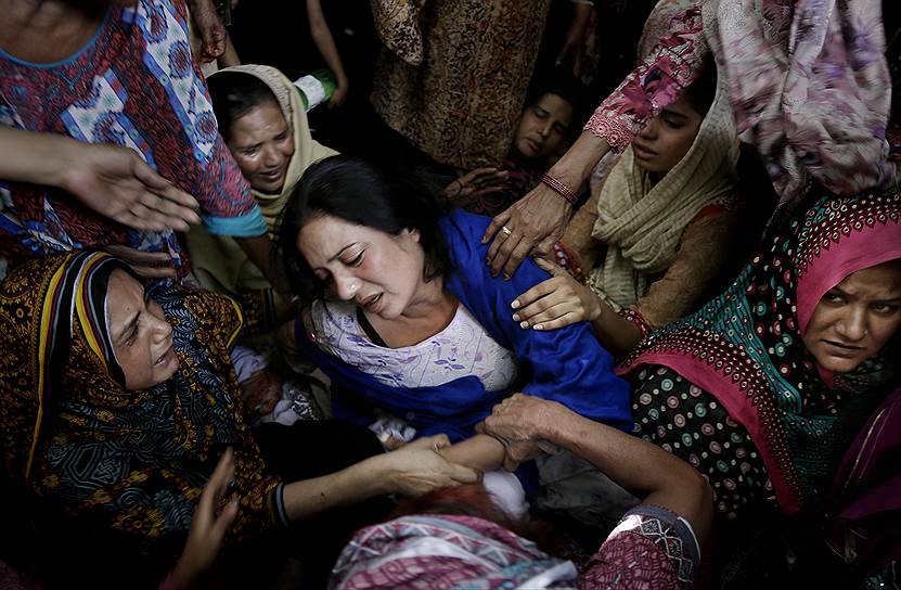 Лахор, Пакистан. Женщина, потерявшая сына во время теракта, унесшего жизни 72 человек
