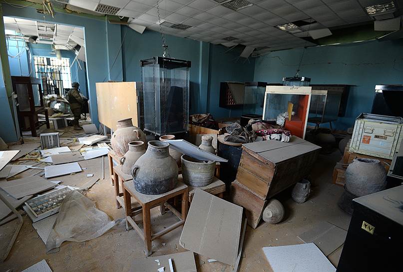 От действий боевиков сильно пострадал национальный музей Пальмиры. Несмотря на заявления сирийских властей, что экспонаты были вывезены из музея заранее, многие произведения искусства были уничтожены исламистами, а само здание  серьезно повреждено в ходе боев