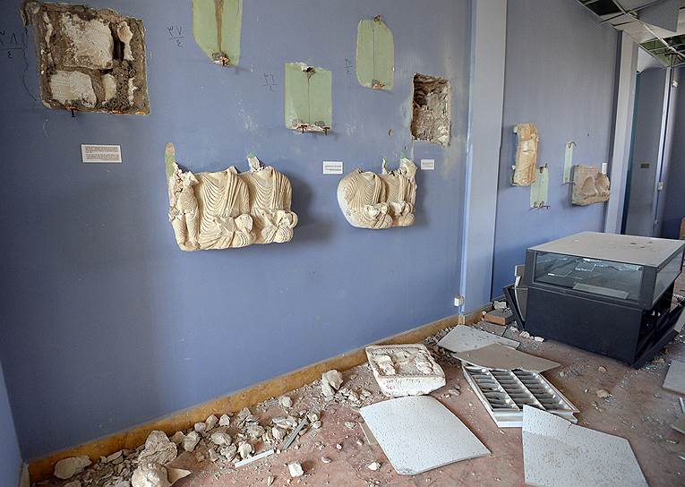 Боевики «Исламского государства» полностью разграбили музей, уничтожив множество постаментов и витрин. Некоторые статуи разбросаны по этажам
