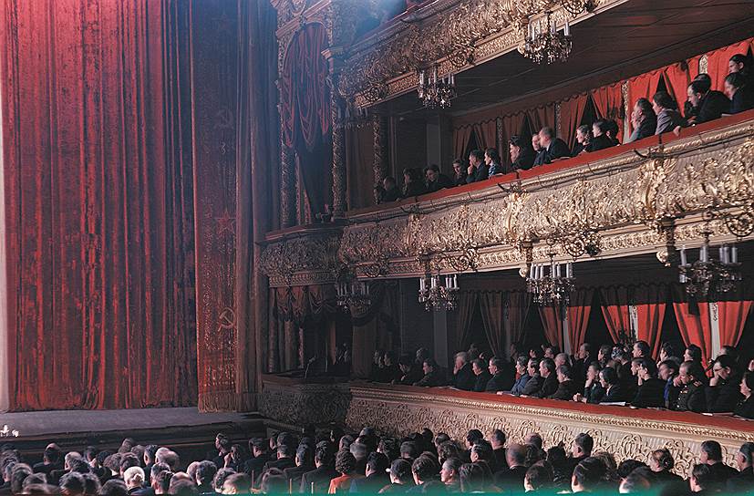 С 1935 по 1955 годы сцену украшал занавес, на котором были вытканы три даты — «1871, 1905, 1917» (Парижская коммуна, революция 1905 года, Октябрьская революция соответственно)