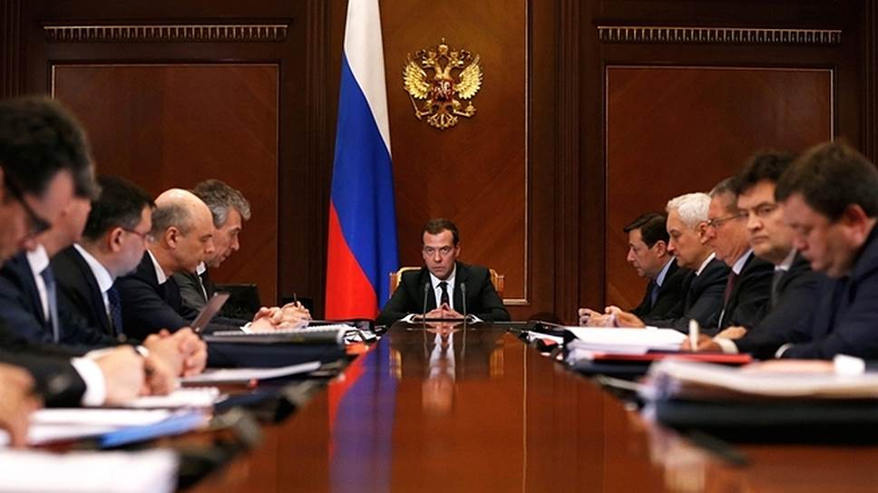 Премьер-министр Дмитрий Медведев (в центре)