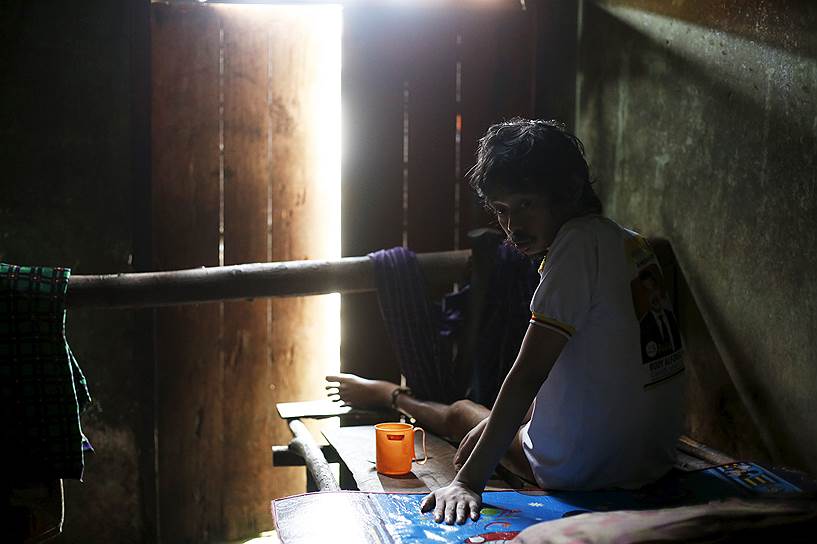 Серанг, Индонезия. Психически больной мужчина, прикованный к деревянной кровати в семейном доме. Власти Индонезии начали бороться с практикой лишения свободы больных людей, направляя команды соцработников в отдаленные деревни, чтобы предоставить нуждающимся необходимую медицинскую помощь