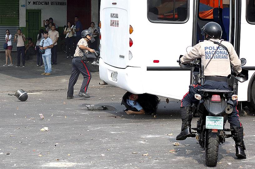 Сан-Кристобаль, Венесуэла. Двое полицейских погибли под колесами автобуса, захваченного на городском вокзале протестующими против повышения цен на проезд в общественном транспорте