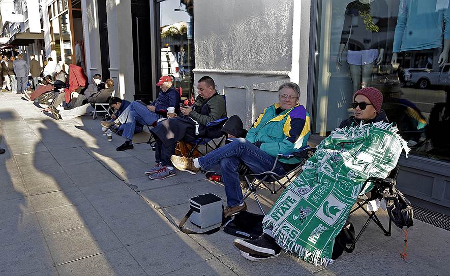 Жители Калифорнии, ожидающие своей очереди, чтобы заключить договор на покупку Tesla Model 3