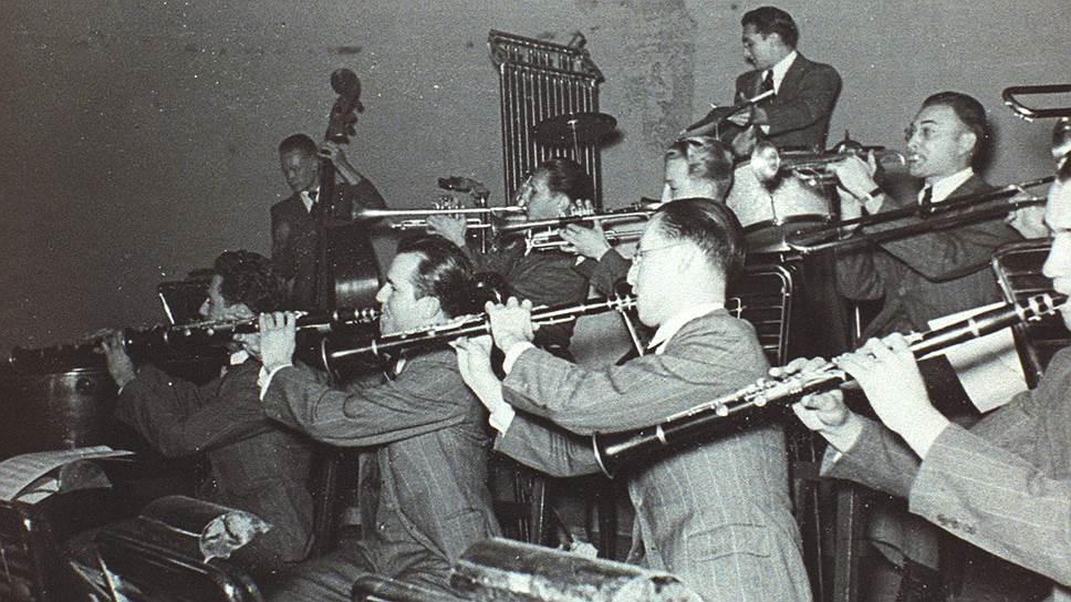 В 1934 он вместе с группой молодых музыкантов создал свой первый джаз-оркестр. В результате голосования его руководителем стал Лундстрем. Всего за год оркестр стал очень известным в Харбине, после чего они переехали в Шанхай, где имели не меньший успех