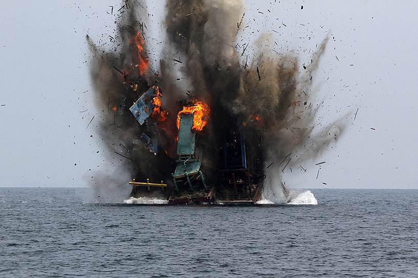 Ачех, Индонезия. Уничтожение малайзийского судна за нелегальный лов рыбы в индонезийских водах