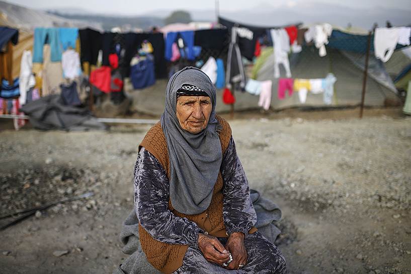 Идомени, Греция. Пожилая женщина в лагере мигрантов у границы с Македонией