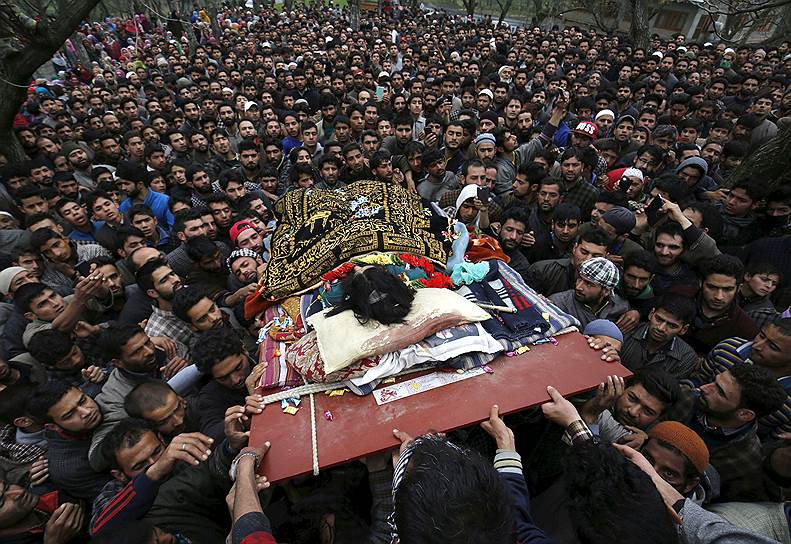 Округ Пулвама, штат Джамму и Кашмир, Индия. Похороны кашмирского повстанца Билала Бхата, погибшего в столкновениях с индийскими силовиками