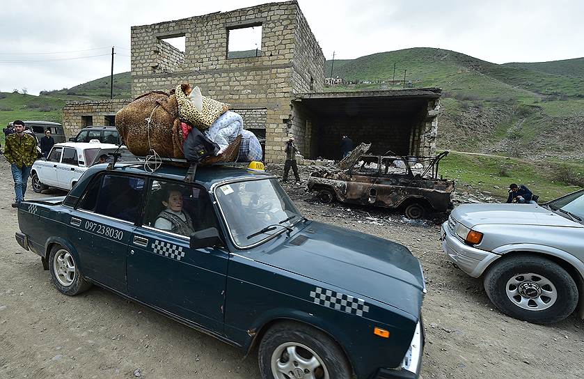 Нагорный Карабах. Местные жители, вывозящие свои вещи из зоны конфликта