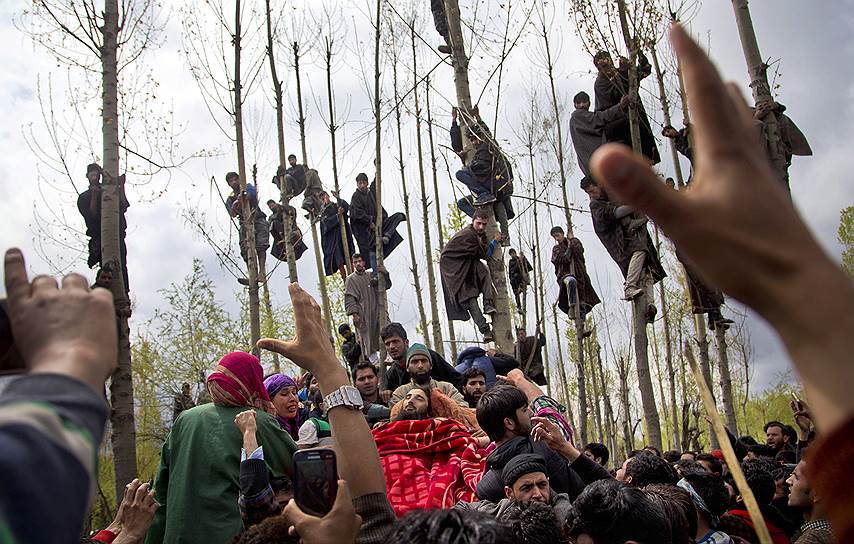 Пехлипора, Индия. Местные жители во время похорон кашмирского повстанца, погибшего в столкновении с индийскими военными