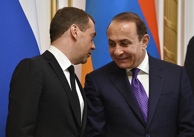 Председатель правительства России Дмитрий Медведев (слева) и премьер-министр Армении Овик Абраамян (справа) 