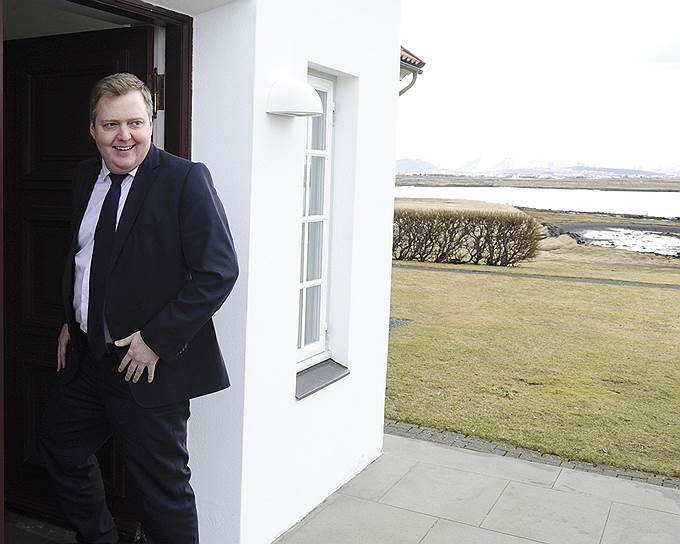 5 апреля. Премьер-министр Исландии Сигмюндюр Давид Гюннлёйгссонаподал подал в отставку из-за «офшорного скандала»