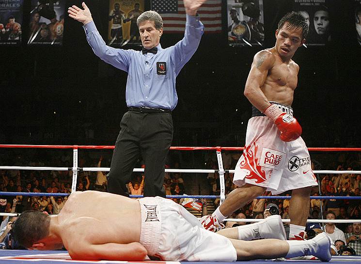 В марте 2005 году Пакьяо провел первый бой во втором полулегком весе с мексиканцем Эриком Моралесом, однако проиграл его. Но с тех пор восемь лет он не знал поражений. В 2008 году филиппинец нокаутировал Дэвида Диаса (на фото) в легком весе, став чемпионом мира по версии WBC. После этого боксер перешел в полусредний вес и снова стал чемпионом, победив в 2008 году Оскара де ла Хойю