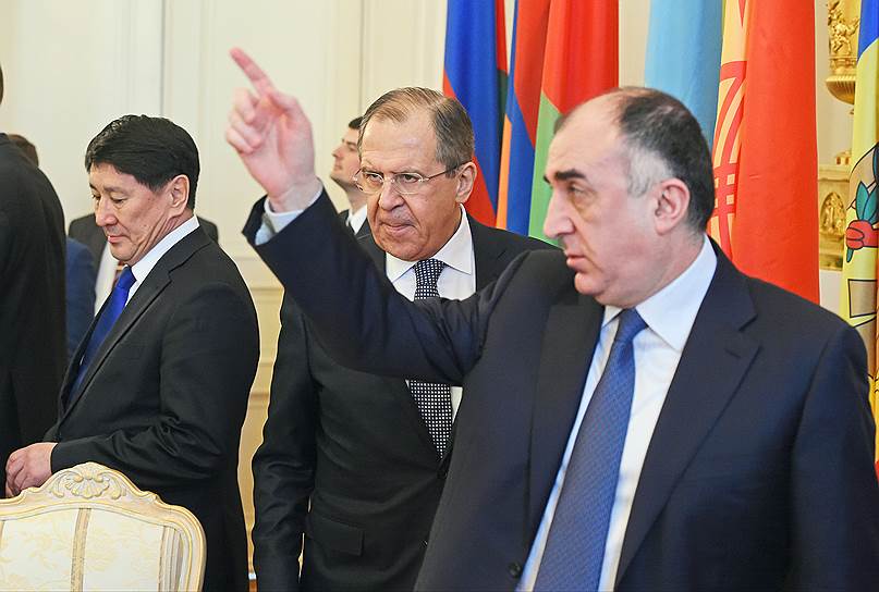 Министр иностранных дел России Сергей Лавров (в центре) и министр иностранных дел Азербайджана Эльмар Мамедъяров (справа)