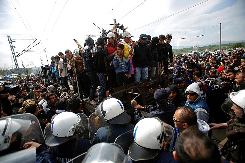 Идомени, Греция. Мигранты и беженцы попытались прорвать полицейский кордон на границе с Македонией с помощью железнодорожного вагона