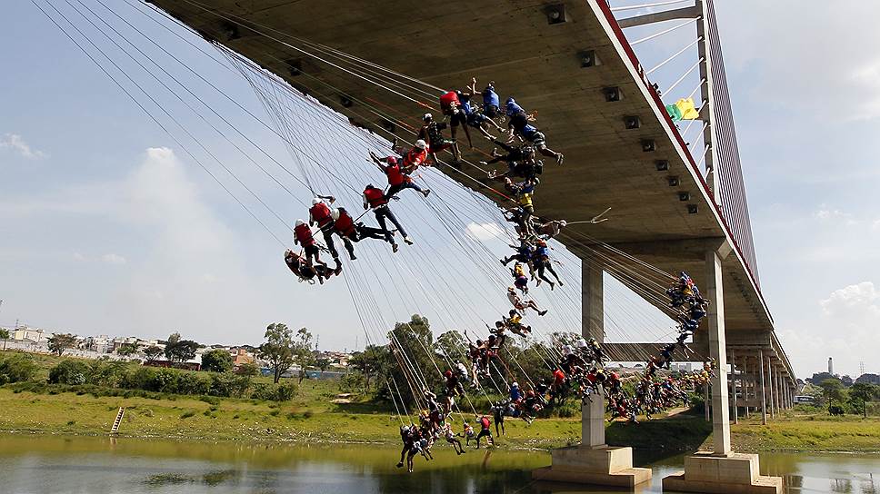 Ортоландия, Бразилия. 149 человек одновременно прыгнули с 30-метрового моста, чтобы установить новый мировой рекорд по роуп-джампингу