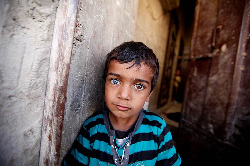 Сана, Йемен. Мальчик с разноцветными глазами в дверях своего дома