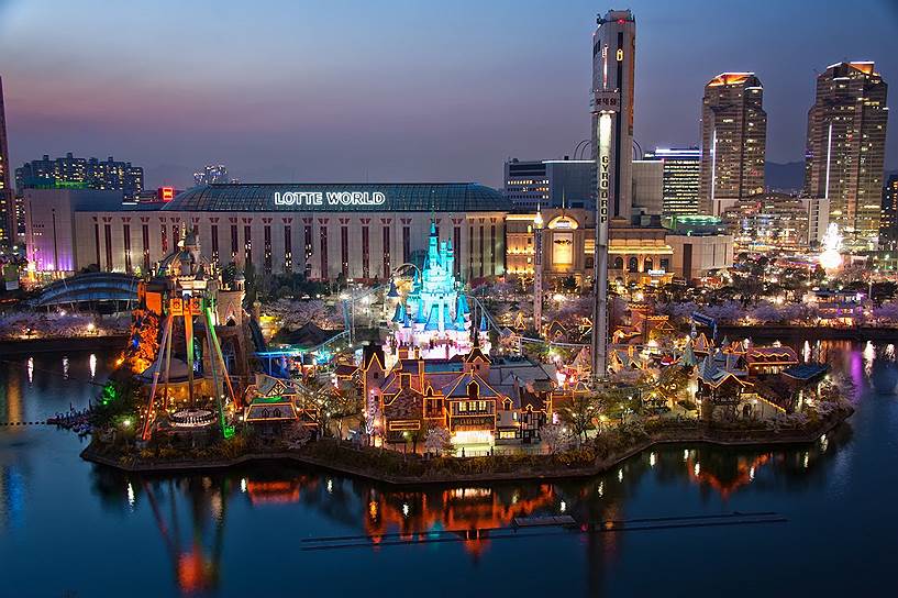 Южнокорейский парк развлечений Lotte World занимает четвертое место в мире с ежегодной посещаемостью в 7,6 млн человек. Парк начал работу в июле 1989 года в Сеуле. Стоимость однодневного билета на все аттракционы для взрослых и детей составляет $30,5 (35 тыс. вон) и $22,6 (26 тыс. вон) соответственно. Ежегодная выручка Lotte World превышает $205 млн