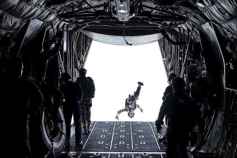 Северный Калимантан, Индонезия. Солдат из индонезийских войск быстрого реагирования прыгает из транспортного самолета с парашютом в ходе учений