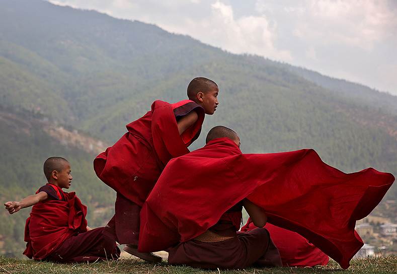 Тхимпху, Бутан. Молодые монахи в перерыве между занятиями