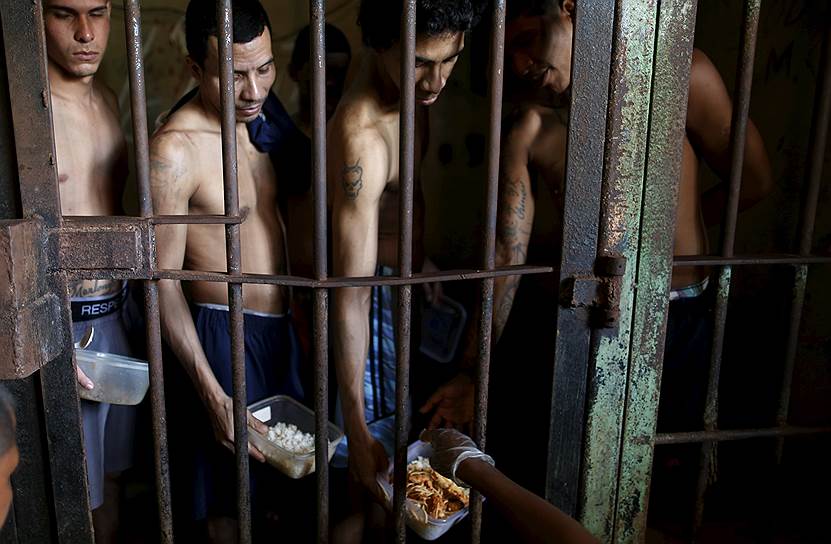 Тюрьма Ла-Хойя, Панама. Заключенные в очереди за едой