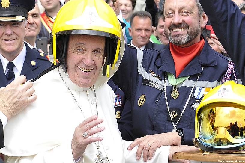 Площадь Святого Петра, Ватикан. Папа римский Франциск примеряет шлем пожарного