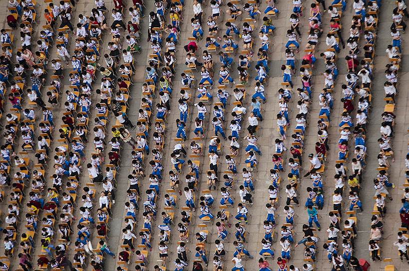 Ученики одной из школ города Гуанчжоу проводят занятия на открытом воздухе