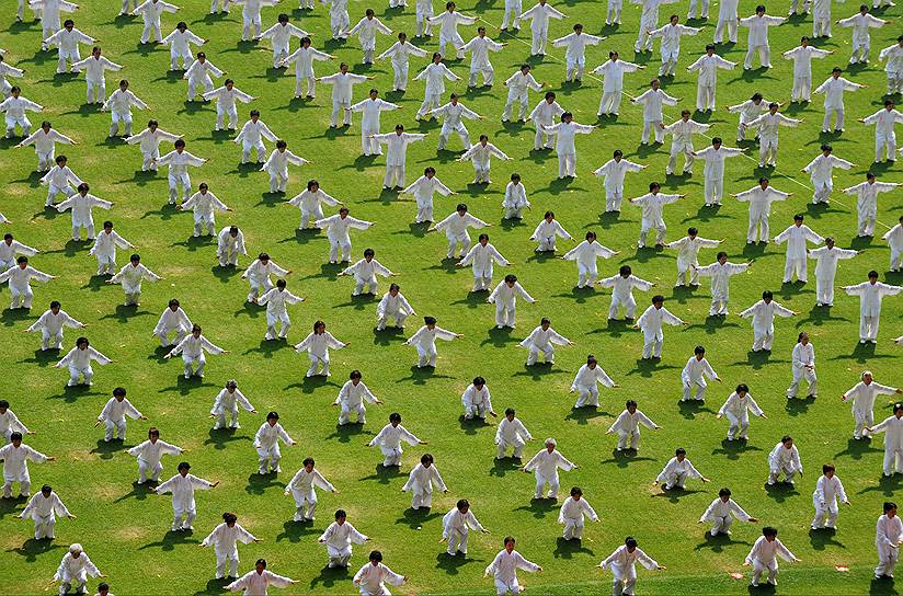 Тысячи любителей тайцзи пытаются  установить мировой рекорд по самому массовому занятию боевым искусством