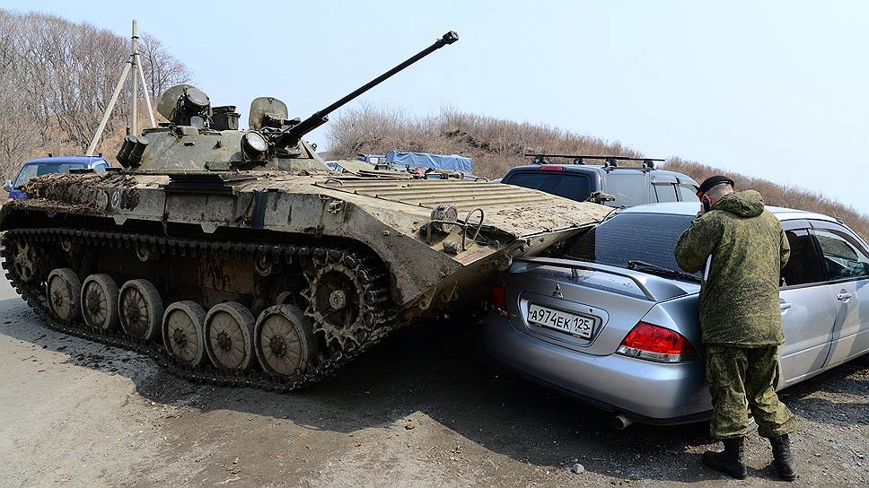 Лязгнут траки над бараками. БМП лязгнет траками. Взвоет ветер над бараками БМП. БМП-устоявшиеся в 2008 году.