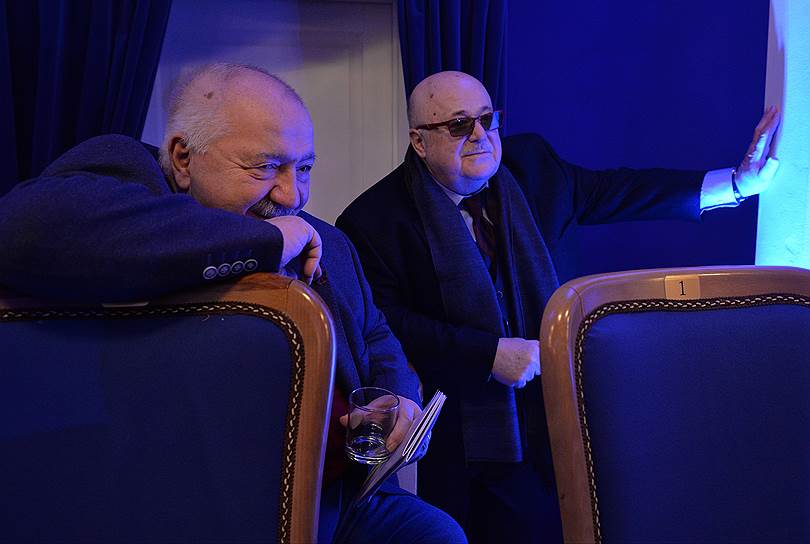 Режиссер Роберт Стуруа (слева) и художественный руководитель театра Et Cetera Александр Калягин во время церемонии
