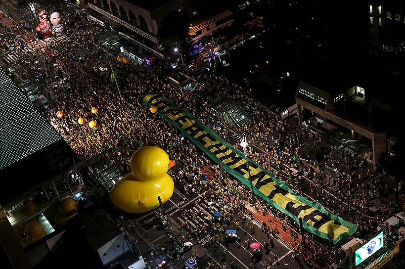 Сан-Паулу, Бразилия. Митинг за отставку президента страны Дилмы Руссефф во время голосования за импичмент в парламенте
