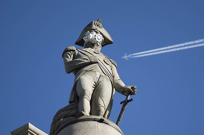Лондон, Великобритания. Респиратор, надетый на колонну Нельсона активистами Greenpeace в знак протеста против загрязнения воздуха