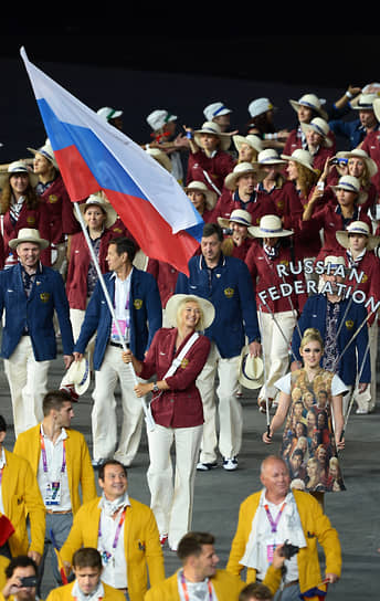 В 2012 году Мария Шарапова была официально назначена знаменосцем сборной России. На церемонии открытия ХХХ летней Олимпиады в Лондоне она вывела российскую команду на стадион. На самих Играх Шарапова завоевала серебряную медаль, уступив в финале Серене Уильямс
