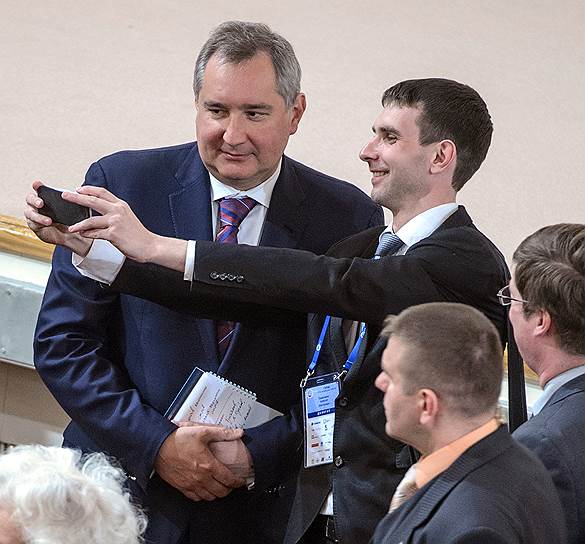 Заместитель председателя правительства России Дмитрий Рогозин (слева)