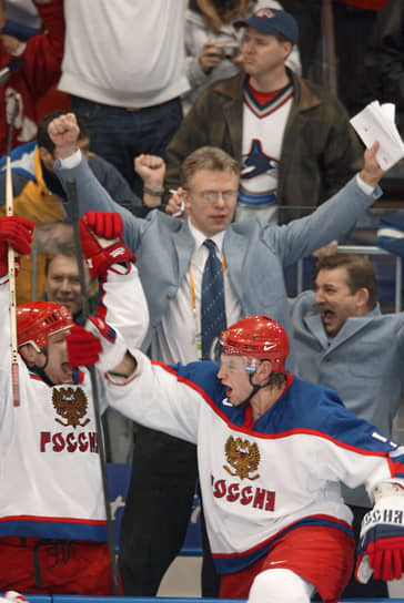 В 1998 году Вячеслав Фетисов объявил о завершении хоккейной карьеры в качестве игрока и стал тренировать «Нью-Джерси Девилс», с которым выиграл свой третий Кубок Стэнли. В 2002 году Фетисов был генеральным менеджером и главным тренером сборной России на Олимпиаде в Солт-Лейк-Сити, на которой национальная команда завоевала бронзовую медаль