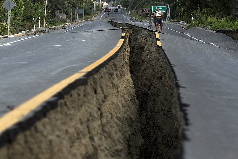 Чакрас, Эквадор. Трещина в шоссе, образовавшаяся после землетрясения